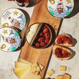 Latas de conservas hechas inspiradas en la figura de la abuela por Casa de Avoa, que elabora productos de alta calidad respetando las recetas de siempre.