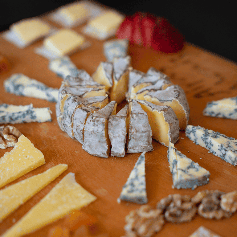 Tabla de quesos de Airas Moniz, un queso azul único y rebelde, elaborado con leche cruda de vaca Jersey, que sorprende por la intensidad de sus vetas azul-verdosas y una textura tan untuosa que se funde en la boca como mantequilla.