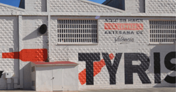 parte exterior de la fábrica de cervezas Tyris con el logo de la marca