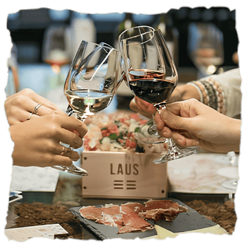 Varias copas con vinos de Bodega Laus, con su elegancia tánica y notas frutales, maridan a la perfección con jamón y quesos, realzando su sabor con armonía y equilibrio.